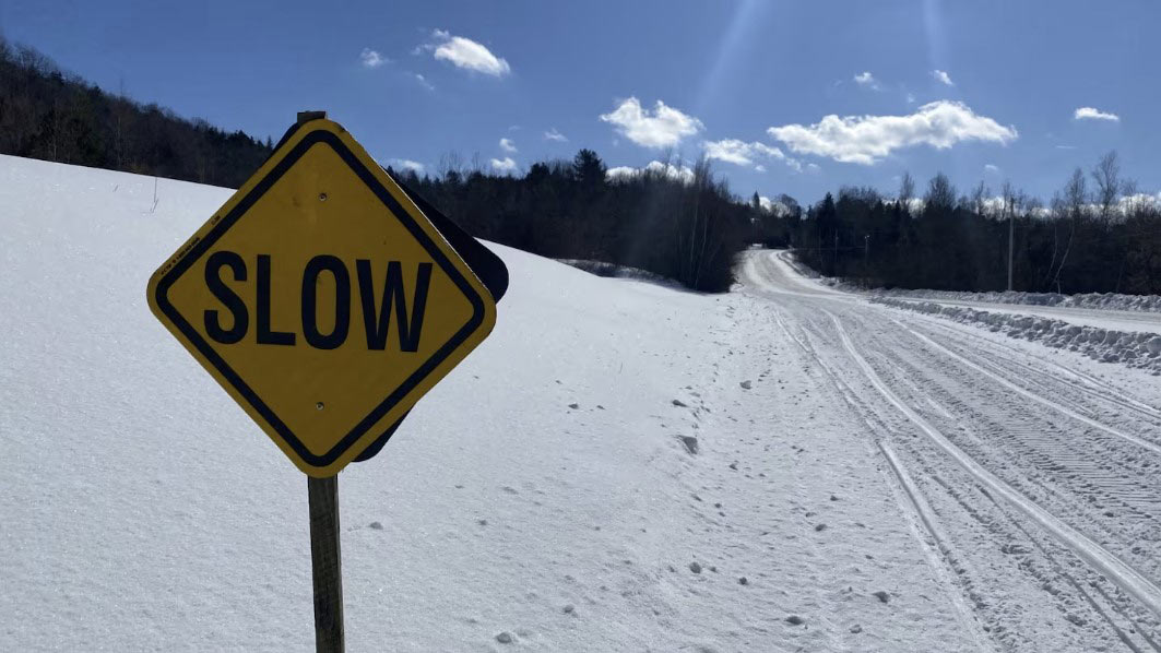 雪地摩托车手处理车祸时遭消防车撞击不幸身亡