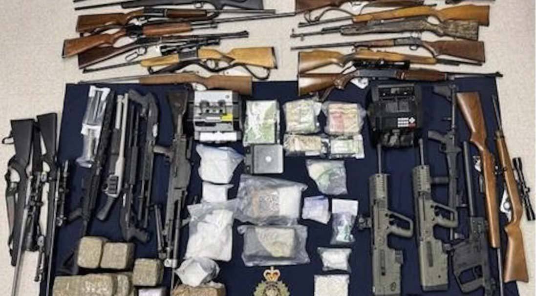 新不伦瑞克省皇家骑警缴获枪支和毒品，逮捕七人